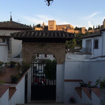 Peña la Plateria - Vista de la Alhambra desde una mesa de la terraza. - Granada, GR Peña la Plateria - Vista de la Alhambra desde una mesa de la terraza. - Granada, GR