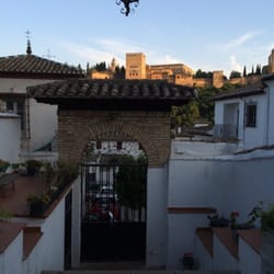 Peña la Plateria - Vista de la Alhambra desde una mesa de la terraza.