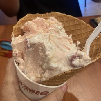 Cold Stone Creamery - Strawberry Blondie - Ice Cream & Frozen Yogurt Near Me - Helotes, Texas
