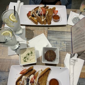Gochas Breakfast Bar | Cascade - Crunch French toast, sausage, and grits. - Wine Bars Near Me - Atlanta, Georgia Gochas Breakfast Bar | Cascade - Crunch French toast, sausage, and grits. - Wine Bars Near Me - Atlanta, Georgia