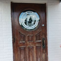 Johnny Dees Lounge - Front door