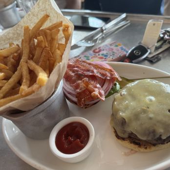 L'Escale - Burger and fries - French Near Me - Greenwich, Connecticut L'Escale - Burger and fries - French Near Me - Greenwich, Connecticut