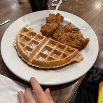Frizzle Chicken Cafe - Half order chicken and waffles - Breakfast & Brunch Near Me - Pigeon Forge, Tennessee