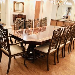 12-piece solid mahogany wood dinning table w/beautiful inlay.