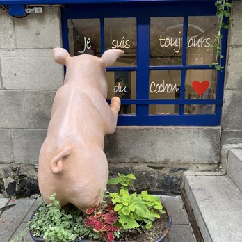 Cochon Dingue - Exterior on Boulevard Champlain - Breakfast & Brunch Near Me - Quebec City, Quebec