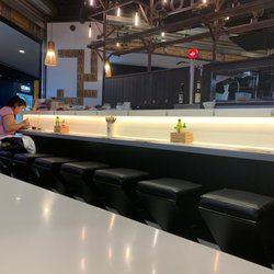 Udon - El local se encuentra dentro del centro comercial Diagonal Mar. Se trata de un local abierto, sin paredes, excepto la cocina.