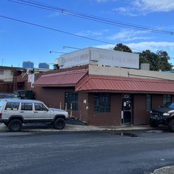 El Obrero - Limited parking spaces. For the most part it's street parking.