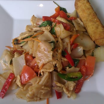 Thai Select - Pad Kee Mao: wide, flat rice noodles stir fried with red and green pepper, onions, tomatoes in a spicy sauce - Thai Near Me - Fort Worth, Texas Thai Select - Pad Kee Mao: wide, flat rice noodles stir fried with red and green pepper, onions, tomatoes in a spicy sauce - Thai Near Me - Fort Worth, Texas