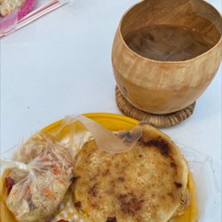 El Tipico Garrobero - Chicharrón con queso pupusa   Fresco de horchata de morro