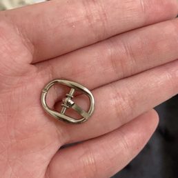 They only sent one of these buckles and it wasn't even attached I had to take it to a cobbler to figure it out