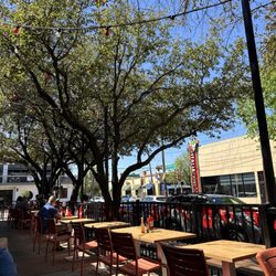 Hunky's - Beautiful day to eat outside!