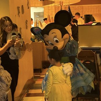 Goofy's Kitchen - Minnie - American Near Me - Anaheim, California