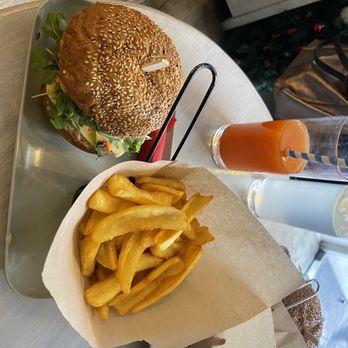 Veggiezz - Cheeseburger mit Pommes - Vegan Near Me - Vienna, 9