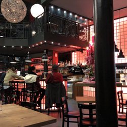 LOFT - Coole Inneneinrichtung, große Burger mit einer Auswahl an Saucen. Und sehr schnell. Empfehlenswert!
