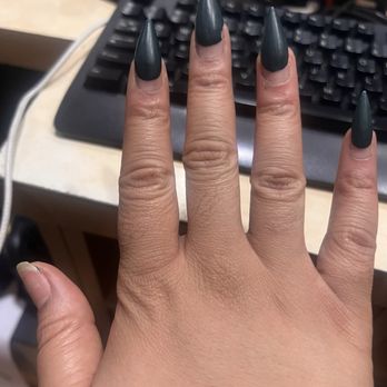 EZ Nails - Right hand, (after one month) only missing one nail and my middle finger base is chipped bc I fell while drunk on my bday! - Nail Salons Near Me - Antioch, California