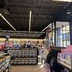 SKECHERS Warehouse Outlet - Floor showcase