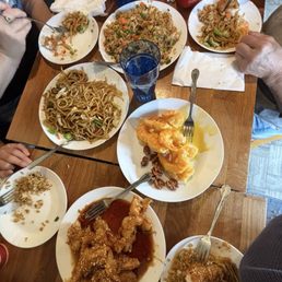 4 Seasons Chow Mein (炒面) Bistro Fried Rice (炒饭) Crispy Honey Sesame Chicken (芝麻鸡) Walnut Prawns (核桃虾)