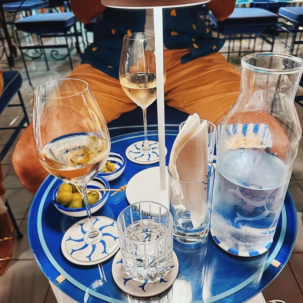 Franco's Bar - Table setting they give you olives to eat and popcorn while you wait for your drinks - Cafes Near Me - Positano, SA Franco's Bar - Table setting they give you olives to eat and popcorn while you wait for your drinks - Cafes Near Me - Positano, SA