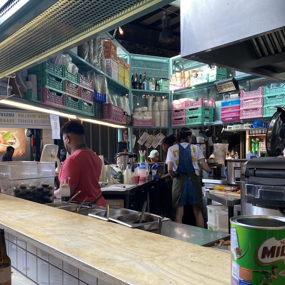 Employee who places the chicken on rice with his bare hands.