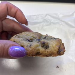 A little crunchy on the edges and soft in the middle, loaded with chips, a perfect cookie!