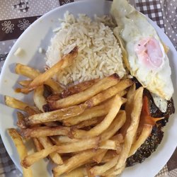 Restaurante Solar O Rei dos Frangos - Steak (buried by fries) with fried egg and rice. Expertly cooked