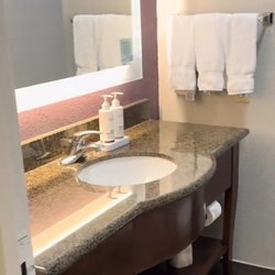 La Quinta by Wyndham Gainesville - Bathroom was nice