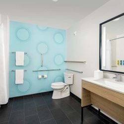 Guest room bath