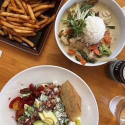 Hali'imaile General Store - Lunchtime in the upcountry.