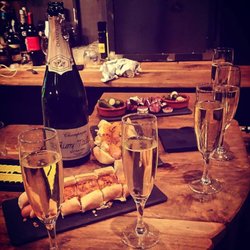 Woody, l'Oiseau de Nuit - Bouteille de Champagne à 39€ et Hot Dog cheddar à 4€ @Woody