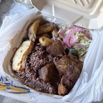 Delicias Nicaraguense - Maduro chancho frito gallo pinto ensalada y queso frito. - Barbeque Near Me - San Pablo, California