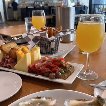 Well Hung Vineyard - Oysters, cheese board, mimosas. - Wine Bars Near Me - Roanoke, Virginia