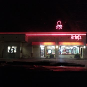 Arby's - the exterior of a restaurant at night - Fast Food Near Me - Vandalia, Illinois