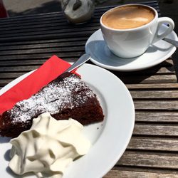 kleinstarkschwarz - Schoko-Kuchen mit Sahne und Cappuccino