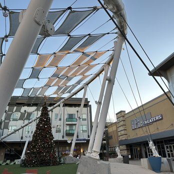 IPIC Austin - Christmas tree outside, December 2022 - Cinema Near Me - Austin, Texas IPIC Austin - Christmas tree outside, December 2022 - Cinema Near Me - Austin, Texas