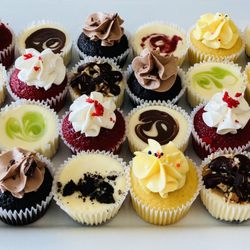 The Cheesecake Boutique - Mini dessert bundle of cheesecakes and cupcakes