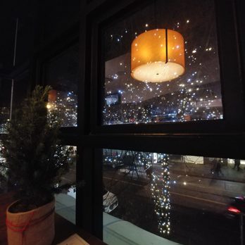 Earls Kitchen + Bar - Canadian (New) Near Me - Vancouver, British Columbia