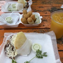 Cachitos512 - Carne Mechada,  Tequeños (6), jugo de mango