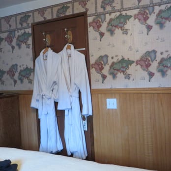 Seacrest Inn - two robes - we thought that was nice, but we didn't ever use them. - Hotels Near Me - Avalon, California Seacrest Inn - two robes - we thought that was nice, but we didn't ever use them. - Hotels Near Me - Avalon, California