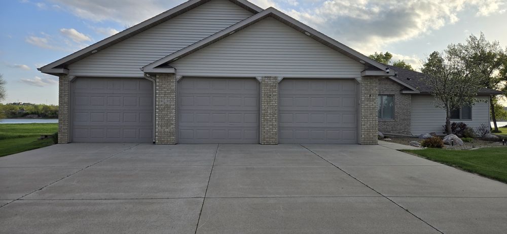 Dakota Doors - Garage Door Contractor in Mandan, ND