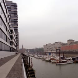 Rheinauhafen Weinwoche - Spazierweg am Rheinau-Yachthafen entlang zum Weinmarkt auf dem Harry-Blum-Platz