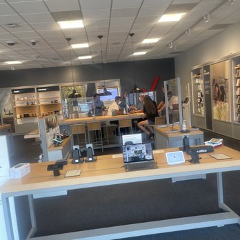 Verizon - 4 employees now. Over two hours. - Mobile Phones Near Me - Colorado Springs, Colorado Verizon - 4 employees now. Over two hours. - Mobile Phones Near Me - Colorado Springs, Colorado