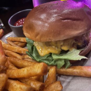La Bodega Brewing - Best burger ever! - Breweries Near Me - Whittier, California