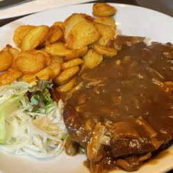 Balkan-Grill - Jägerschnitzel mit Bratkartoffeln. Sehr zu empfehlen