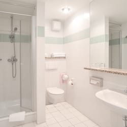 Hotel Sachsen-Anhalt - Badezimmer mit Dusche - bathroom with shower
