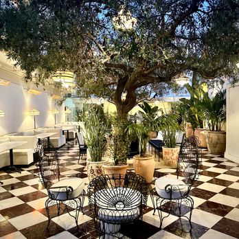 Short Stories Hotel - Lots of seating areas in the courtyard that actually make you want to hang out there. - Hotels Near Me - Los Angeles, California Short Stories Hotel - Lots of seating areas in the courtyard that actually make you want to hang out there. - Hotels Near Me - Los Angeles, California