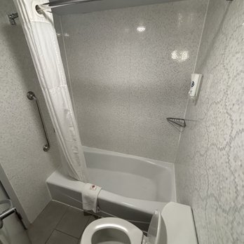 Comfort Inn Williamsburg Gateway - Bathroom - Hotels Near Me - Williamsburg, Virginia Comfort Inn Williamsburg Gateway - Bathroom - Hotels Near Me - Williamsburg, Virginia