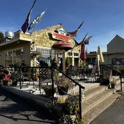 Des Moines Dog House - We came to eat but it's closed. No signage as to the reason. Hours of operation indicate it's open from 11am-7pm =(