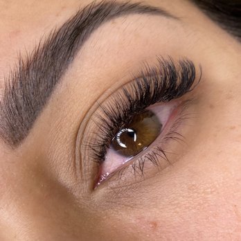 Bombshell Aesthetic - Hybrid Lashes - Eyelash Service Near Me - Thousand Oaks, California