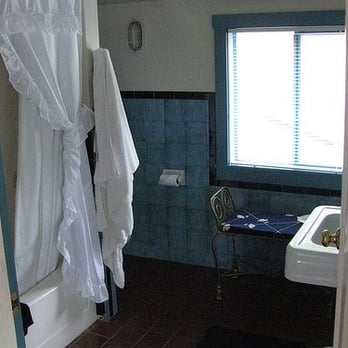 Blue Heron Bed & Breakfast - Pelican Room - private bathroom - Bed & Breakfast Near Me - Eastsound, Washington