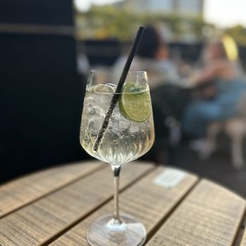 The Stag - Hugo spritz - Pubs Near Me - London, XGL